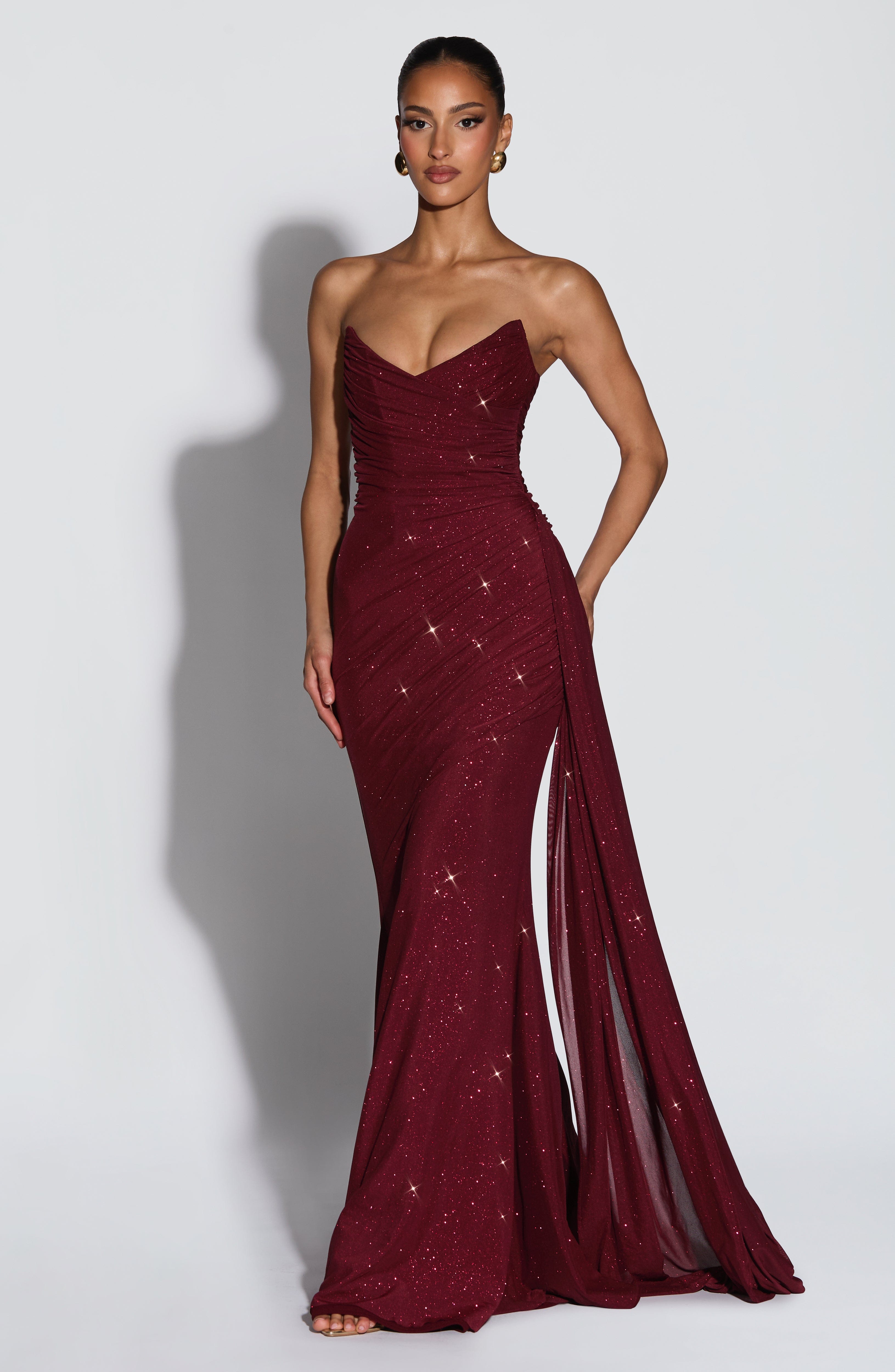 Sukienka maxi Ashika – winna z połyskiem