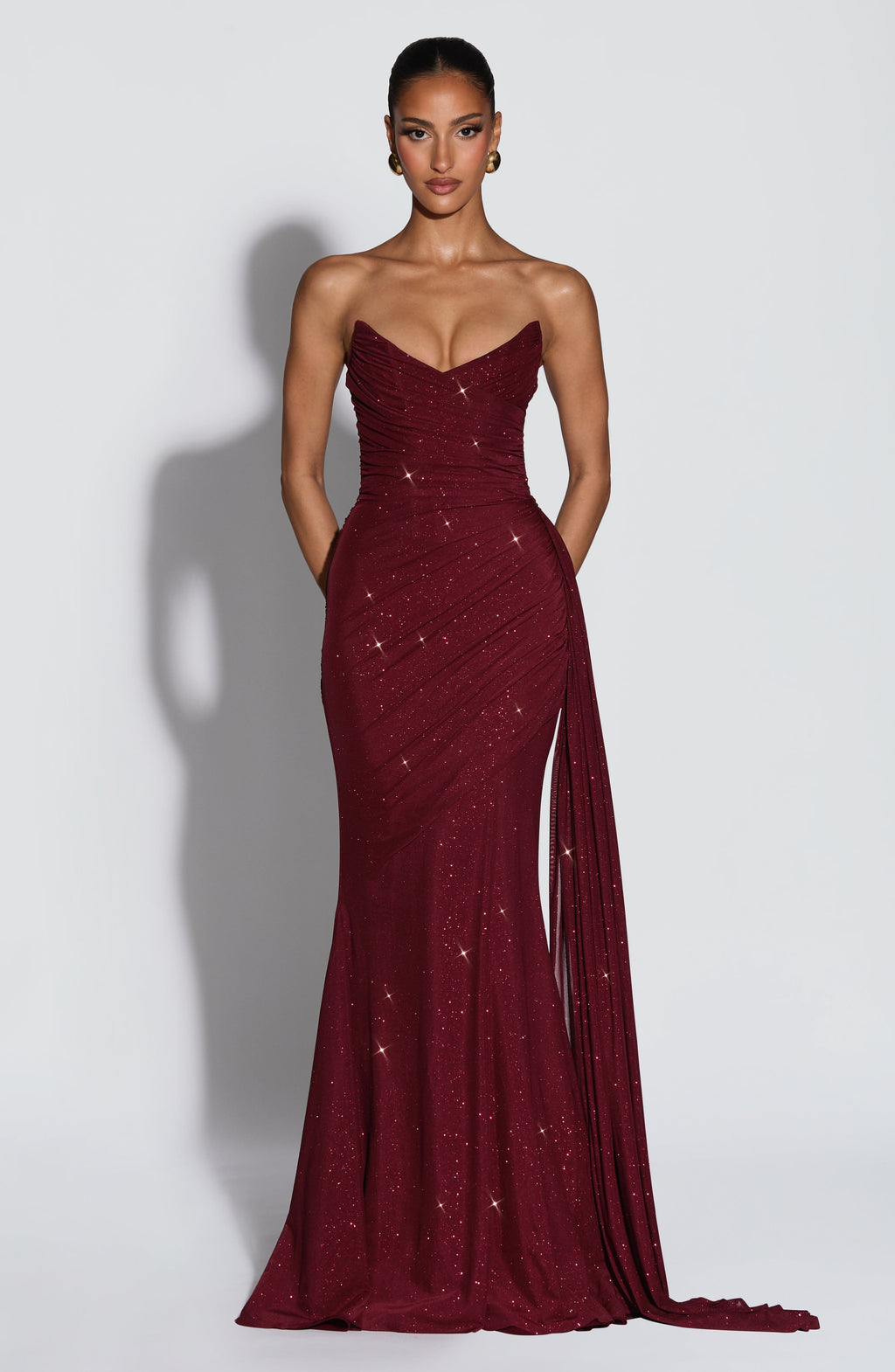 Sukienka maxi Ashika – winna z połyskiem