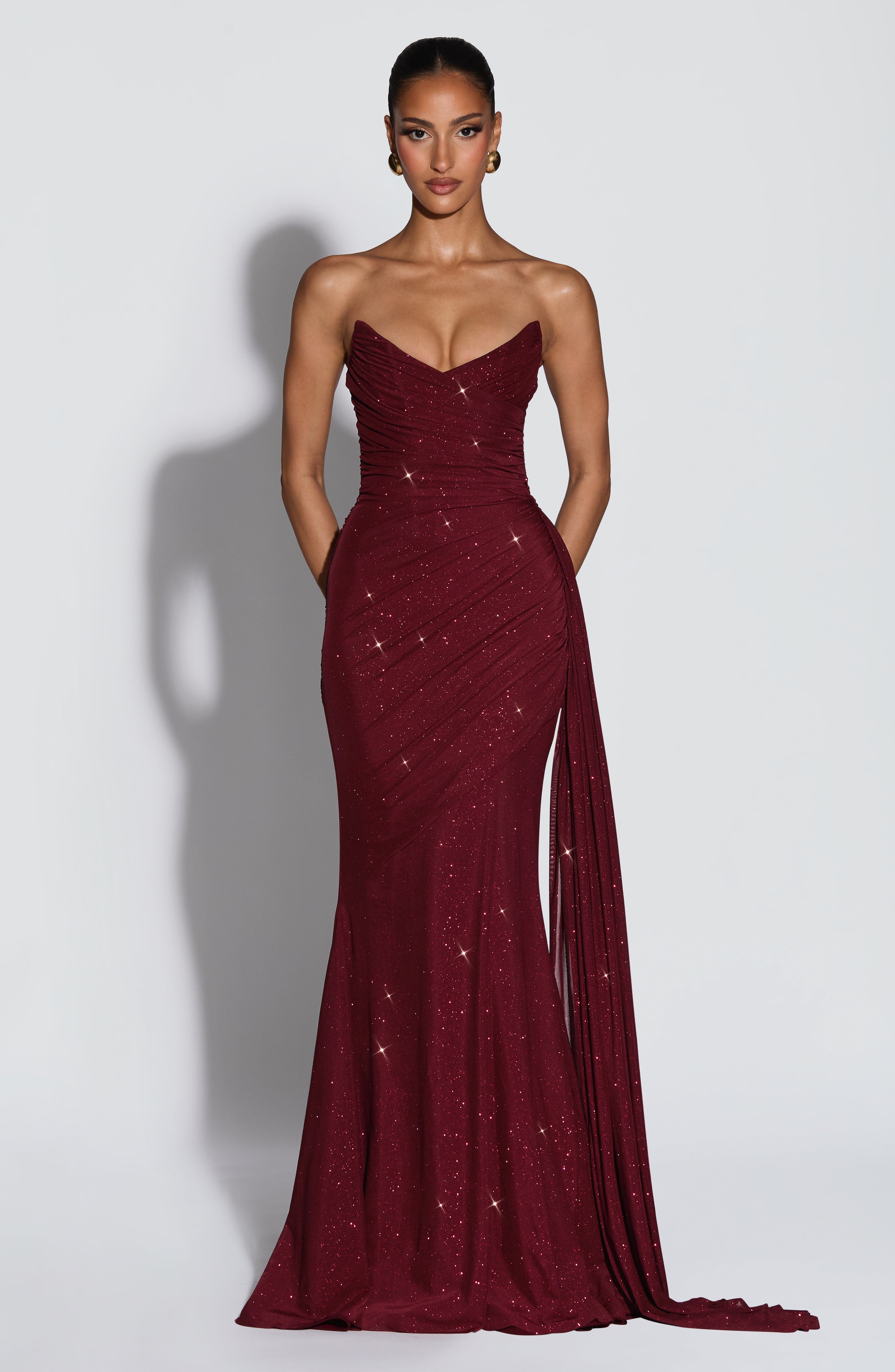 Sukienka maxi Ashika – winna z połyskiem